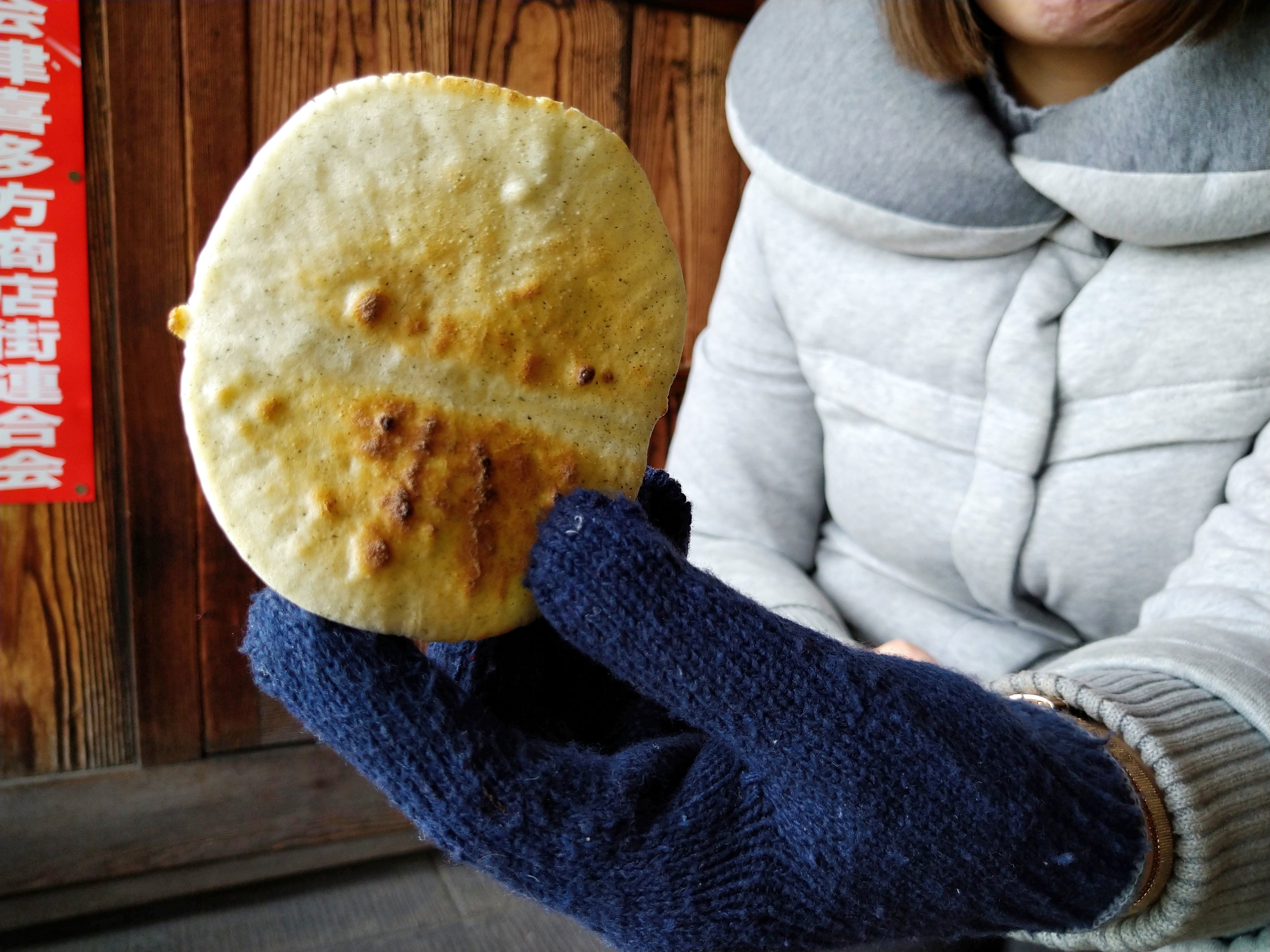 踊るようにふくらむ！七輪で「たまりせんべい」焼き体験〜「新型ライズ」で行く喜多方ドライブ旅③ | 【トヨタレンタリース福島】