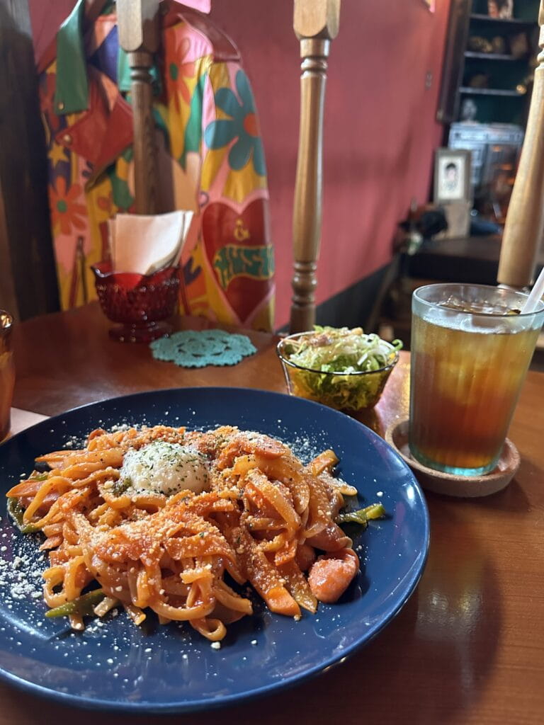 扉の向こうに広がる不思議な空間カフェ「kitchen IZANAI（キッチン